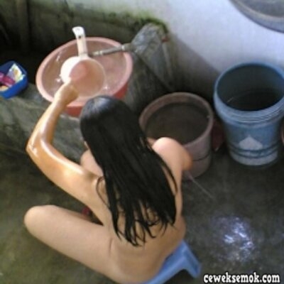 Intip Istri Tetangga Lagi Mandi 3.jpg